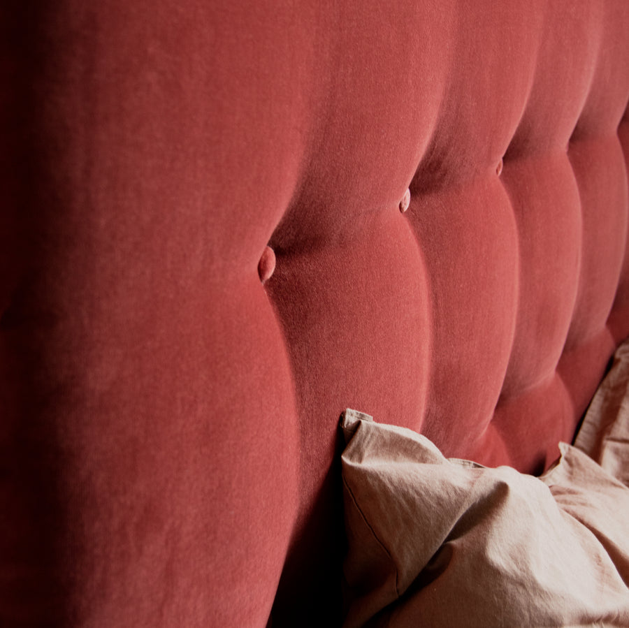 elia sengegavl i mørk rosa, mørkerød bomuldsvelour | design selv | sengegavl på mål - 2